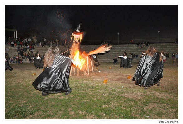 El centro Euskal Sustraiak de Trenque Lauquen encendió la Fogata de San Juan el pasado 29 de junio en un espectáculo mezcla de tradiciones, con la gran sorgina como una de las protagonistas, además de bailes tradicionales vascos (foto Isa Odériz-EE)